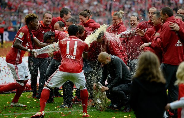 Los jugadores del Bayern bañan en cerveza a Guardiola durante el festejo. // (Foto de fcbayern.de)