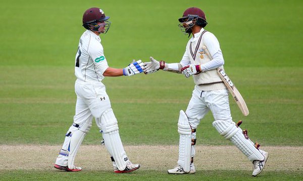 Burns and Harinath congratulate each other during their strong opening partnership | Photo: Getty