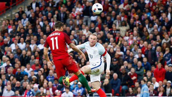 Rooney lucha por un balón con Vierinha. Foto: UEFA