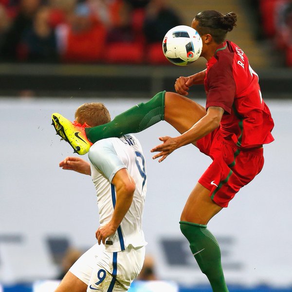 Alves protagonizó la acción dura del partido. Foto: UEFA