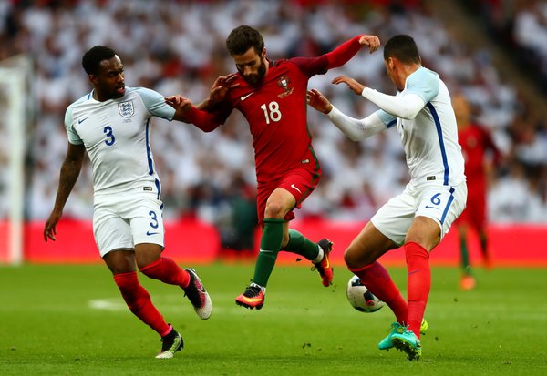 Rafa Silva lucha por un balón con Rose y Smalling. Foto: UEFA