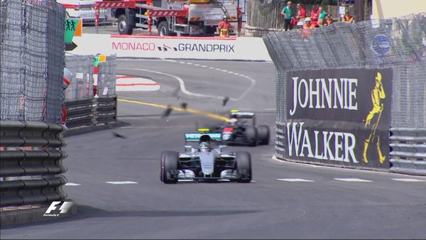 Jenson Button colisiona contra la tapa de alcantarilla levantada por Nico Rosberg | Fuente: @F1