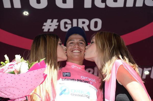 Esteban Chaves de rosa, en el podio, celebrando el liderato | Foto: Giro de Italia
