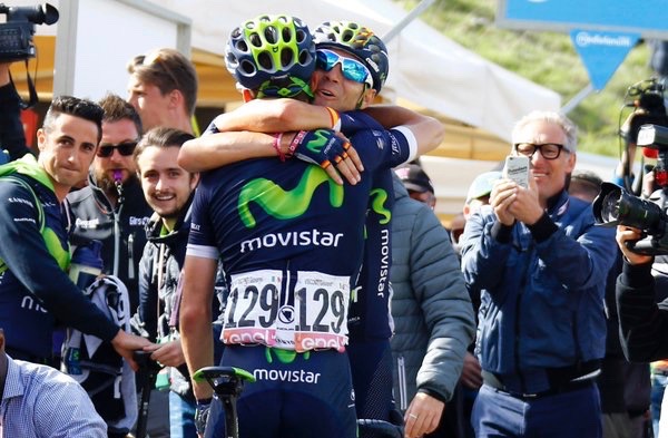 Tras lograr el objetivo, Valverde se fundió en un abrazo con se compañero Visconti | Fotografía: Movistar Team