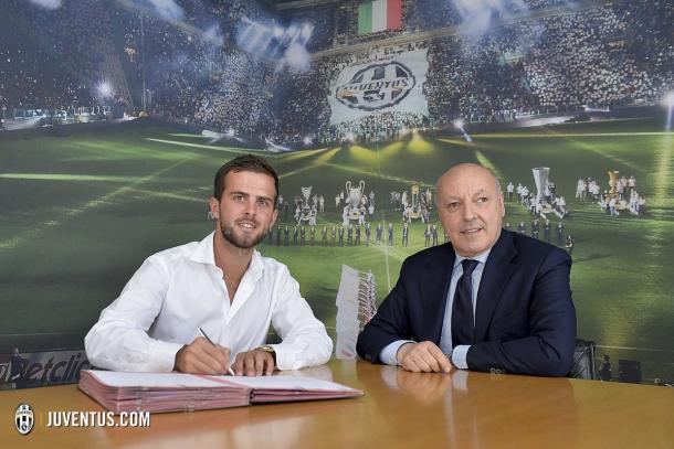 Pjanic signs his contract next to Marotta | Photo: juventus.com