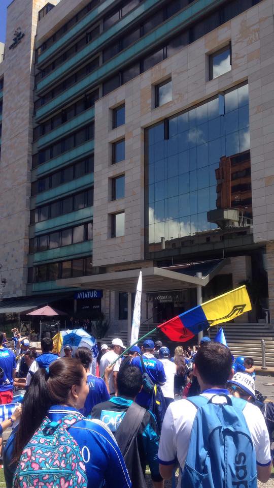 Los hinchas de Millonarios a las afueras del hotel Bogotá Plaza. Foto: twitter.com/MillosFC