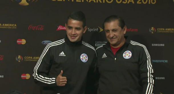 Derlis Gonzalez alongside Ramon Diaz. Photo: APF