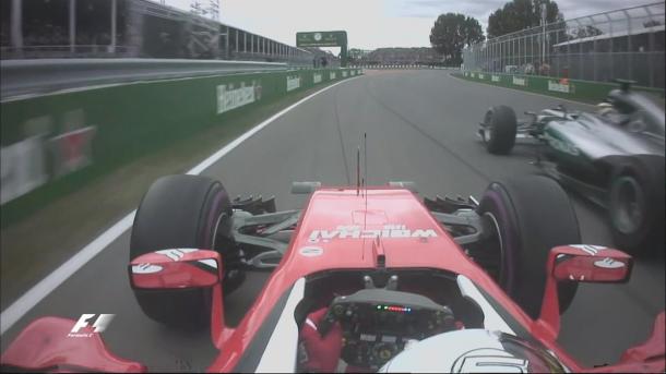Sebastian Vettel adelanta a Lewis Hamilton en la salida | Fuente: @F1