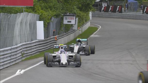 Valtteri Bottas lucha con Nico Rosberg durante el GP de Canadá | Fuente: @F!