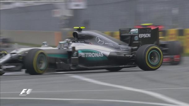 Nico Rosberg trompea al intentar adelantar a Max Verstappen | Fuente: @F1