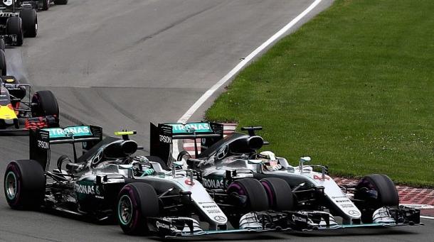 Colisión entre Lewis Hamilton y Nico Rosberg | Fuente: @RTn