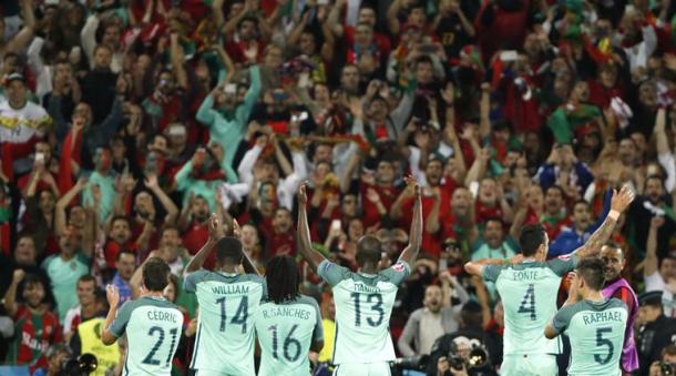 La festa dei giocatori del Portogallo a fine partita. (fonte immagine: Twitter @IExpressSports)
