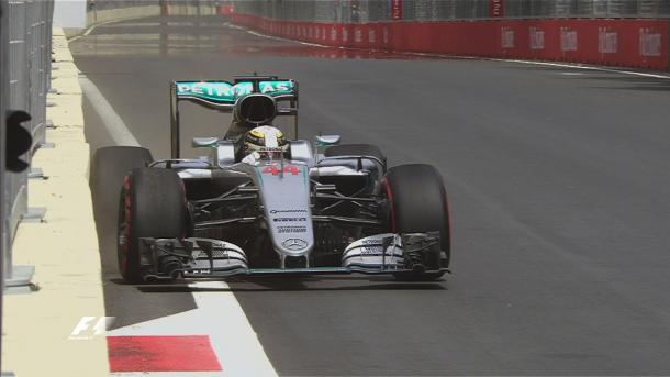 Lewis Hamilton prueba el muro de la curva 5 | Fuente: @F1