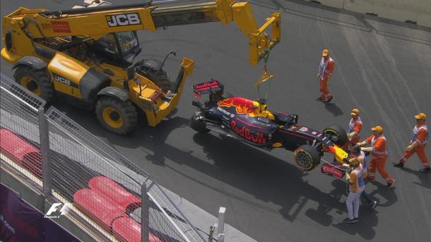 Una grúa retira el accidentado Red Bull de Daniel Ricciardo | Fuente: @F1