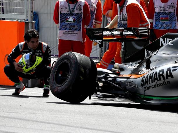 Sergio Pérez comprueba los daños en su monoplaza tras su accidente | Fuente: Sky Sports F1