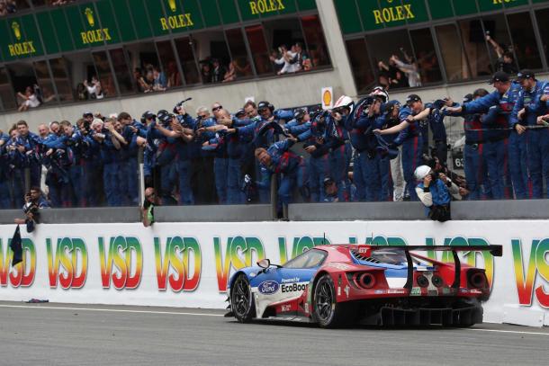Cinquenta anos depois Ford volta a Le Mans e supera a Ferrari na classe GTE-PRO. (Foto: Twitter Ford)