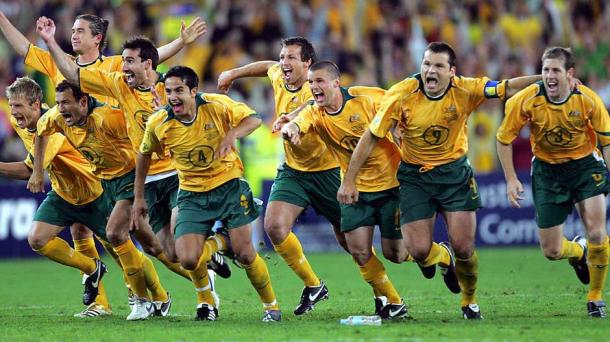 Los jugadores celebran la victoria en los penaltis ante Uruguay que dio la clasificación la mundial de 2006 | Foto: Federación australiana
