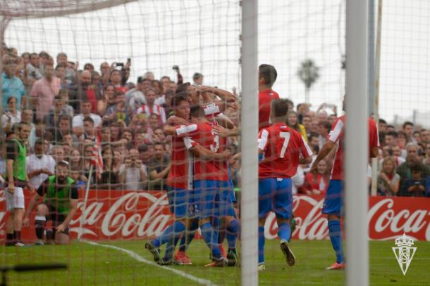 El filial rojiblanco celebra uno de los cinco tantos conseguidos. | Foto: Sporting de Gijón.