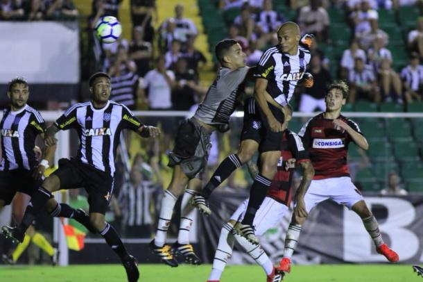 Momento em que Júnior Souza saiu mal e Cleberson cabeceou para o gol: Figueira classificado (Foto: Divulgação/Figueirense FC)