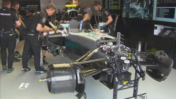 Los mecánicos de Mercedes trabajan en el monoplaza de Nico Rosberg. | Fuente: F1