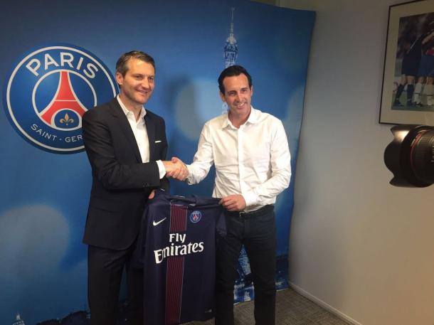 La stretta di mano. Emery è l'allenatore del PSG. Fonte foto: psg.fr