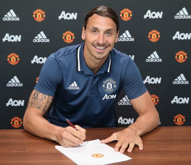 Zlatan signing his United contract | Photo: ManUtd