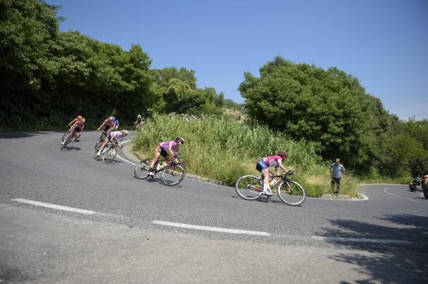 Megan Guarnier y Evelyn Stevens comandando el descenso | Foto: UCI Women Cycling