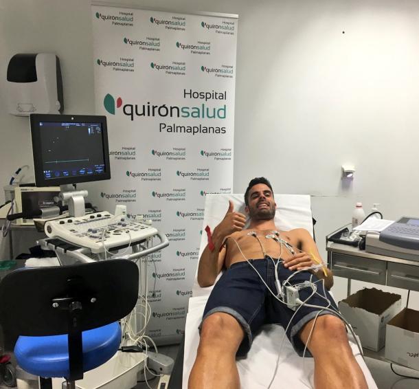 Juan Domínguez pasando el reconocimiento médico (Fuente: RCD Mallorca)