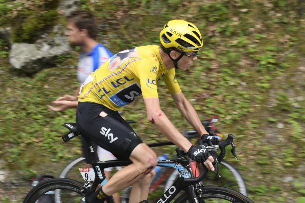 Chris Froome, totalmente magullado durante la etapa | Foto: Tour de Francia