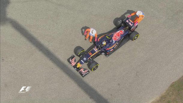 Carlos Sainz abandona en la curva 1 | Fuente: @F1