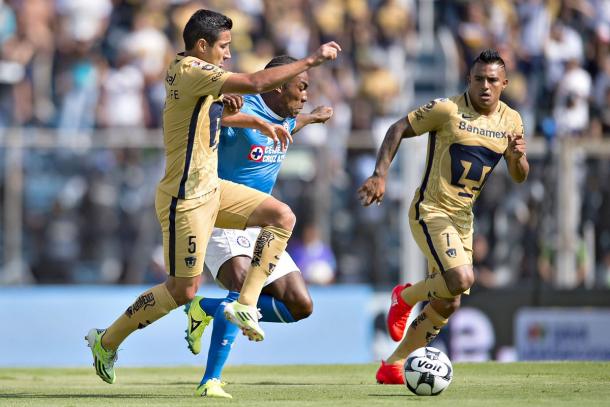Luis Fuentes pelea el balón a Joffre Guerrón | Foto: Liga Bancomer MX