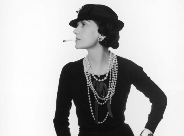 Coco Chanel con uno de sus sombreros | Fuente: Culturacolectiva.com