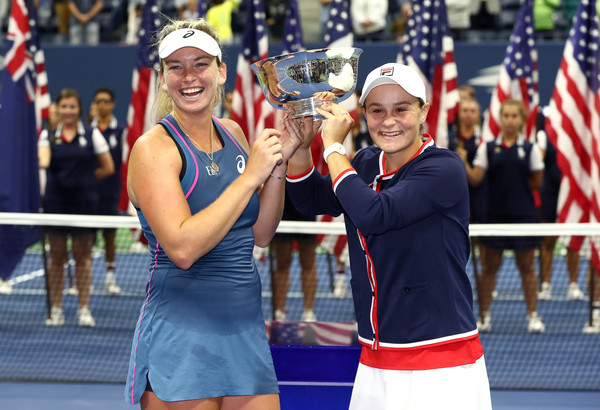 Barty and Vandeweghe pose alongside their US Open trophy | Photo: Al Bello/Getty Images North America