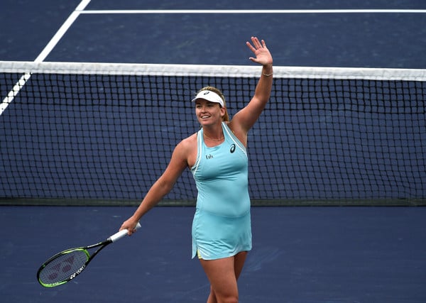 Coco Vandeweghe acknowledges the supportive crowd after the match | Photo: Kevork Djansezian/Getty Images North America