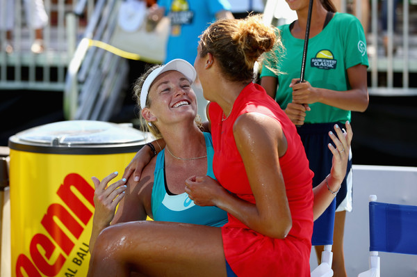 Friendship: Madison Keys and Coco Vandeweghe, who are very good friends, enjoys some time together before the trophy ceremony in Stanford | Photo: Ezra Shaw/Getty Images North America