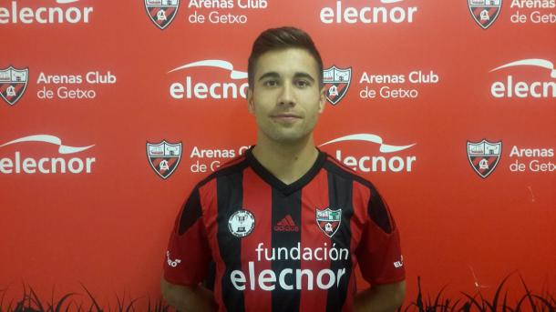 Borja posando con su nueva camiseta | FOTO: Arenasclub