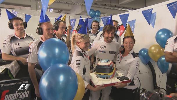 Fernando celebra su cumpleaños en el box de McLaren | Fuente: @F1