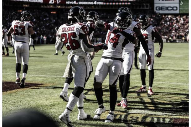 Coleman y Ridley festejan el touchdown. Ambos tuvieron un gran juego (Imagen: Falcons.com)