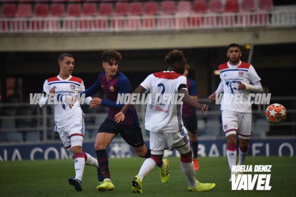 Imagen de Collado entre los jugadores del Lyon. FOTO: Noelia Déniz