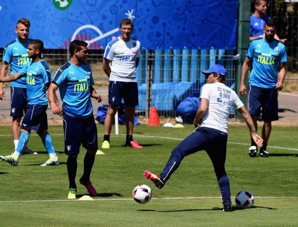 Conte e Sturaro in campo, twitter @Vivo_Azzurro