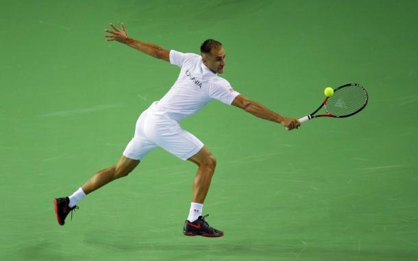 Marius Copil stretching after a ball | Photo: Unknown/libertatea.ro