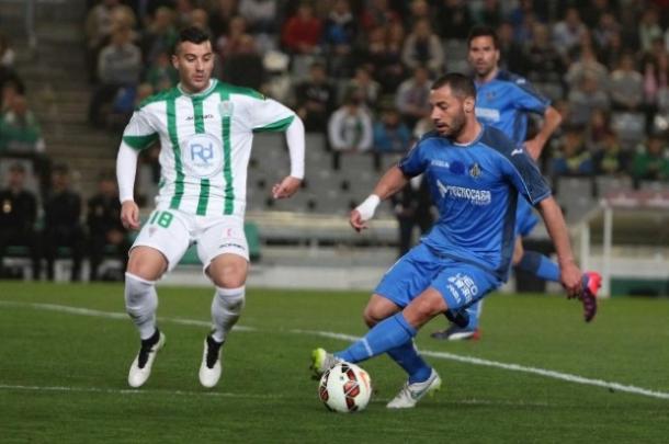 Mehdi Lacen controla el balón ante Borja García en el Córdoba - Getafe de la temporada 2014/2015 | LaLiga