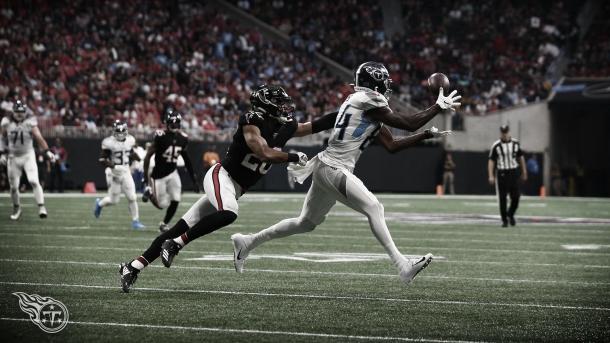Corey Davis recibe el balón y anotaría el touchdown que liquidó el juego (Imagen: Titans.com)