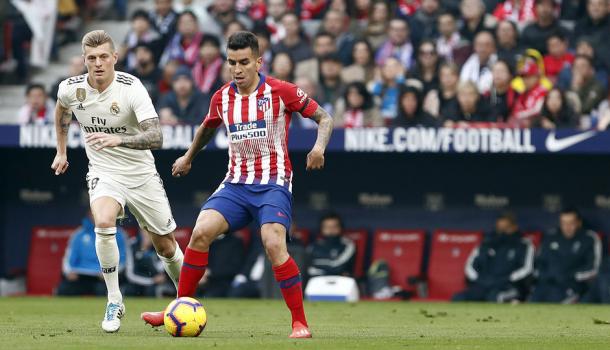 Correa bajo la atenta mirada de Kroos. El argentino cuajó un buen encuentro. Foto: Web oficial Atlético de Madrid