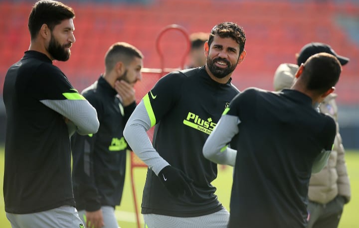 Diego Costa conversa con sus compañeros en el entrenamiento previo al partido de ayer // FOTO: Twitter del Atlético de Madrid