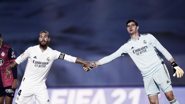 Courtois y Sergio Ramos chochando la mano en el encuentro | Fuente: Real Madrid