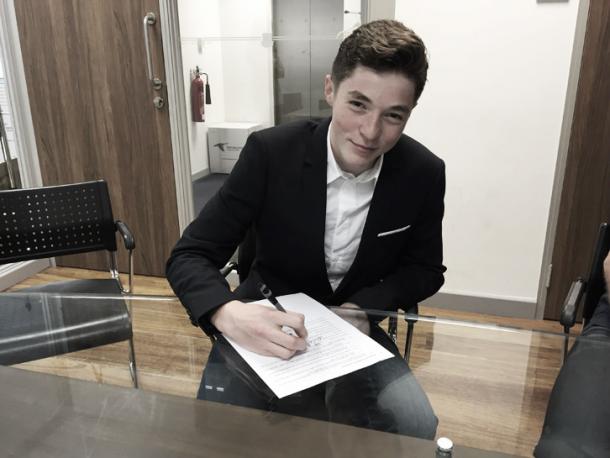 Conor Coventry signing a scholarship with West Ham United | Photo: whufc.com
