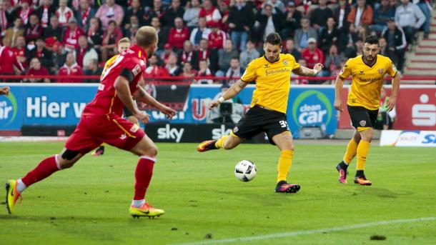 Pascal Testroet with a shot for Dyamo Dresden. | Photo: Bundesliga