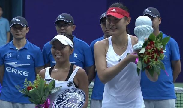 Duan and runner-up King (left) with their silverware after the trophy presentation ceremony in Nanchang. Photo credit: Jiangxi Women's Tennis Open.