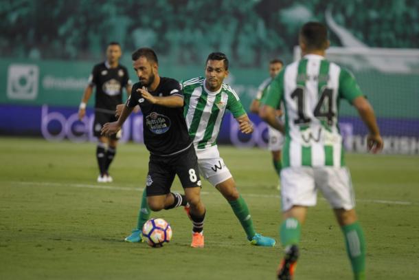 Emre y Petros luchando por el balón // Vía Real Betis